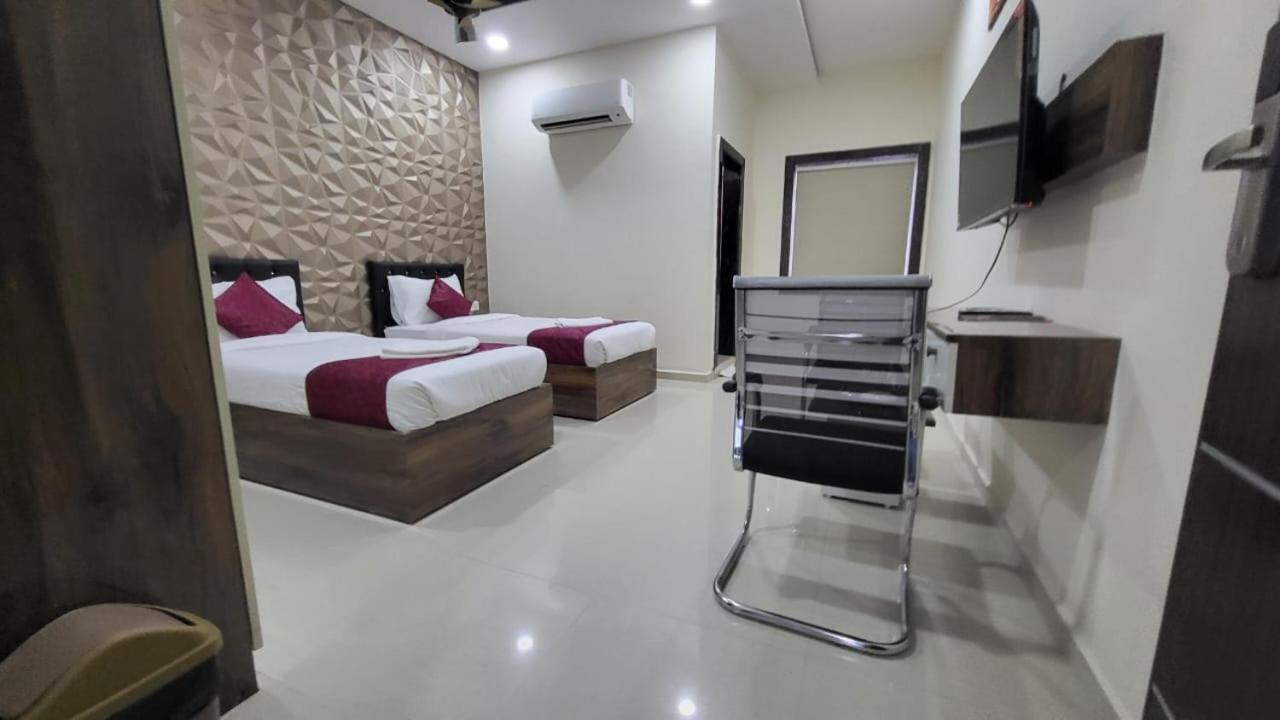 Hotel Vaishnavi Grand Mirialguda Exterior foto